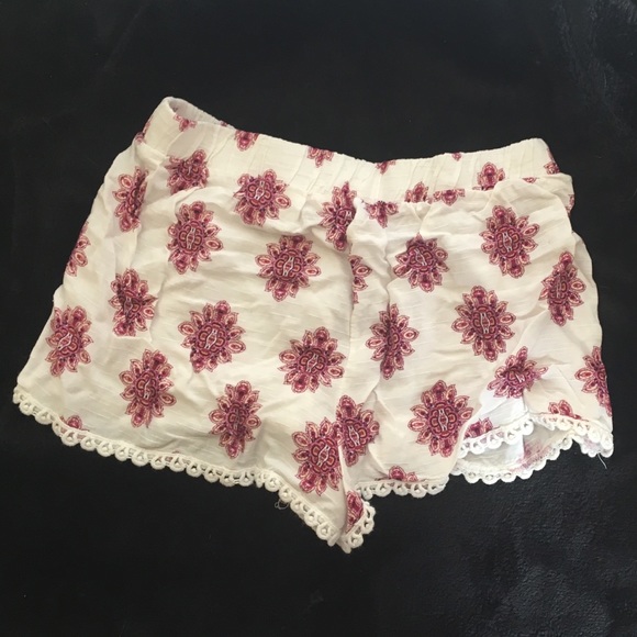 Pink rose white patterned shorts - Picture 3 of 5